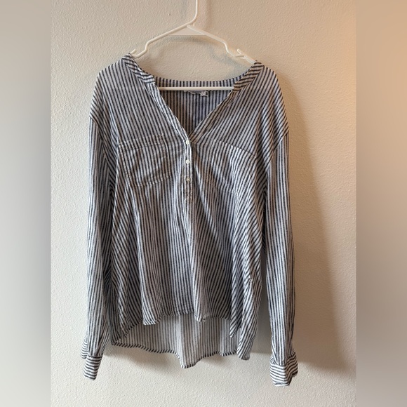 Carve Designs Tops - Carve Designs 100% Cotton White & Navy Button Top